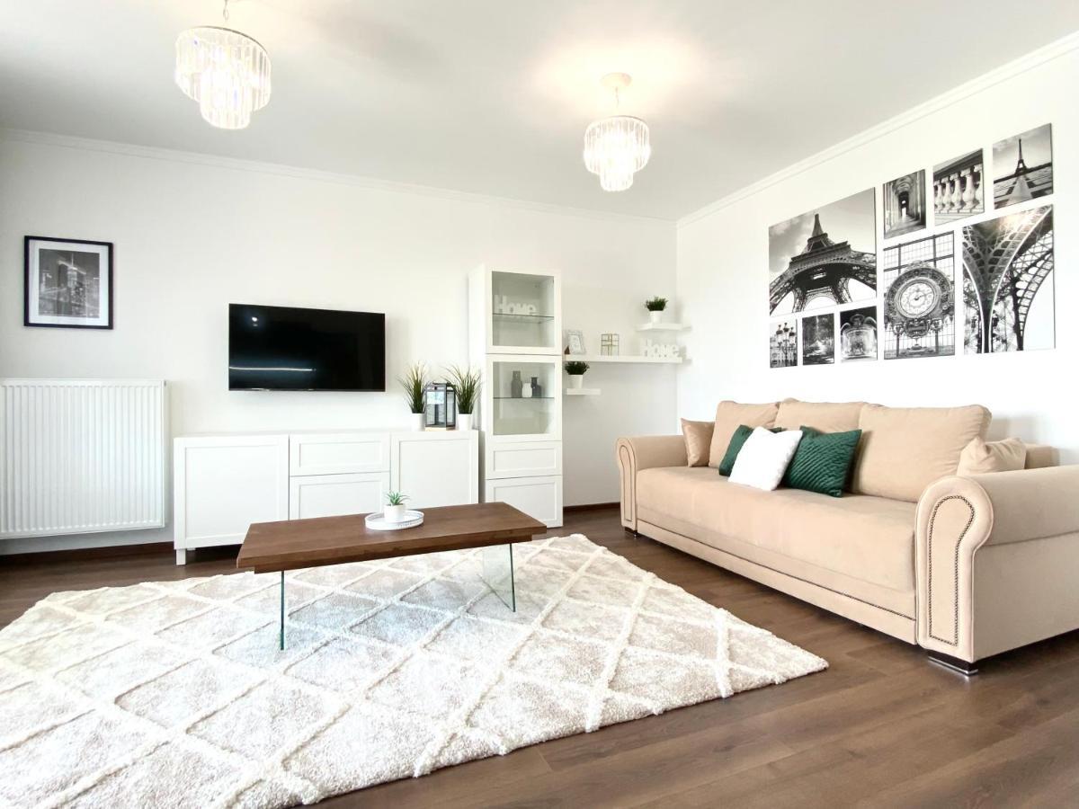 Stylish Retreat With A View In Coresi-qualis *